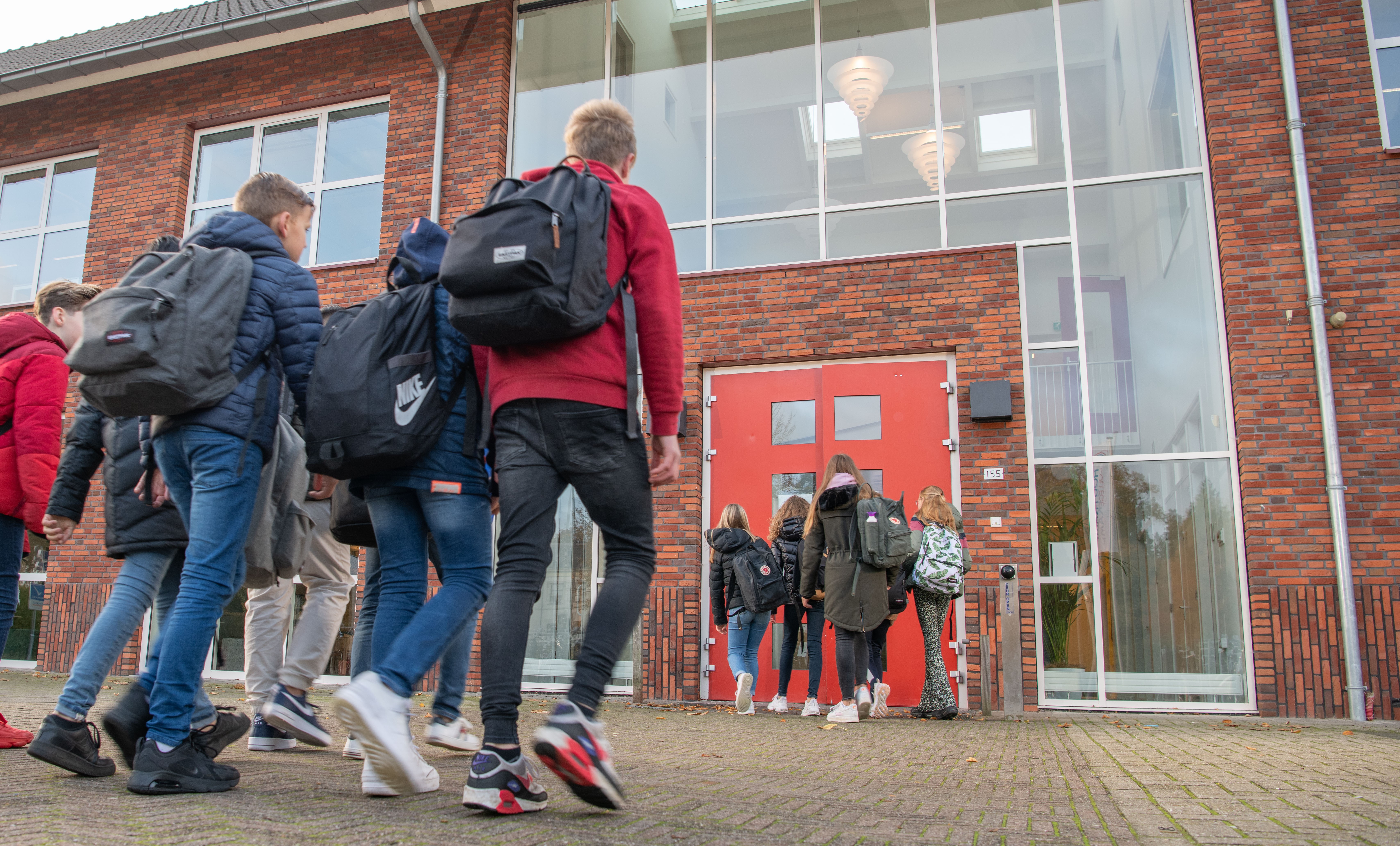 Leerlingen lopen de school binnen