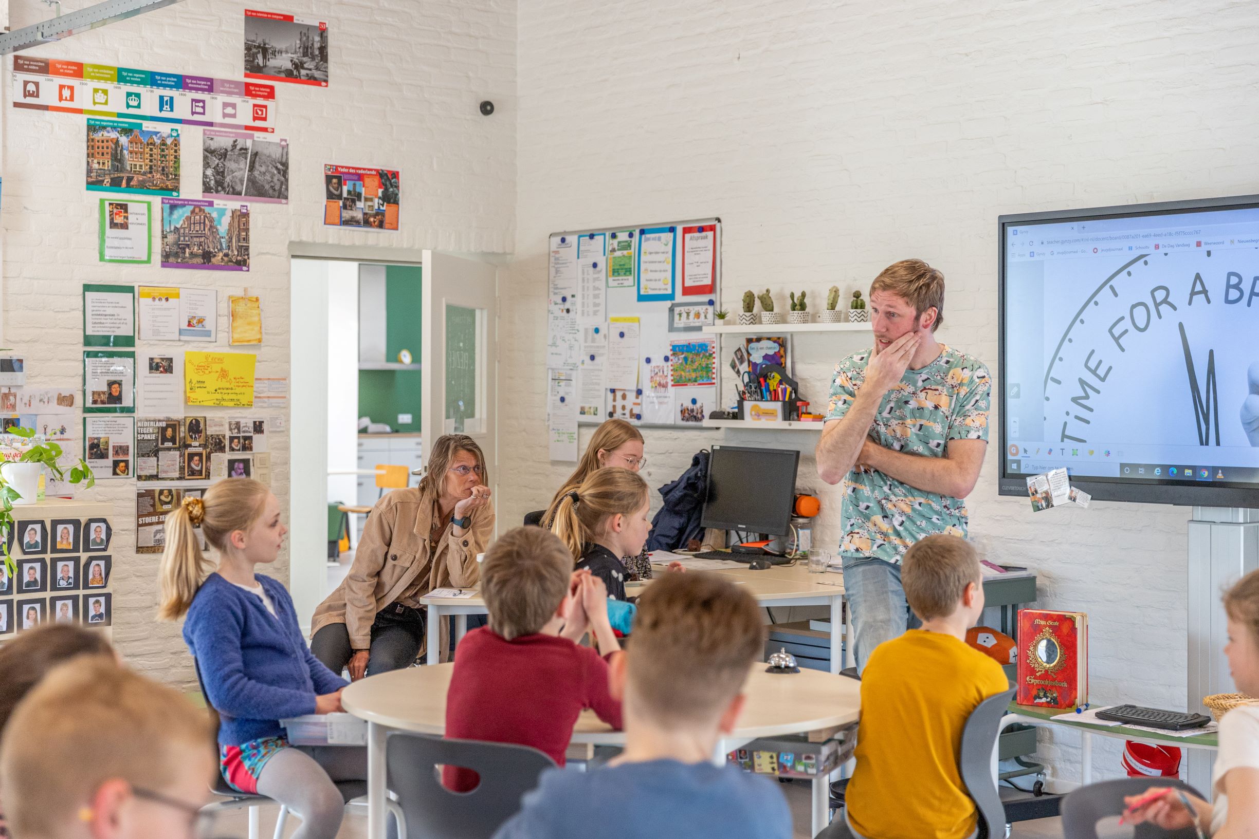 Sfeerbeeld van leraar in de klas, student met leerlingen